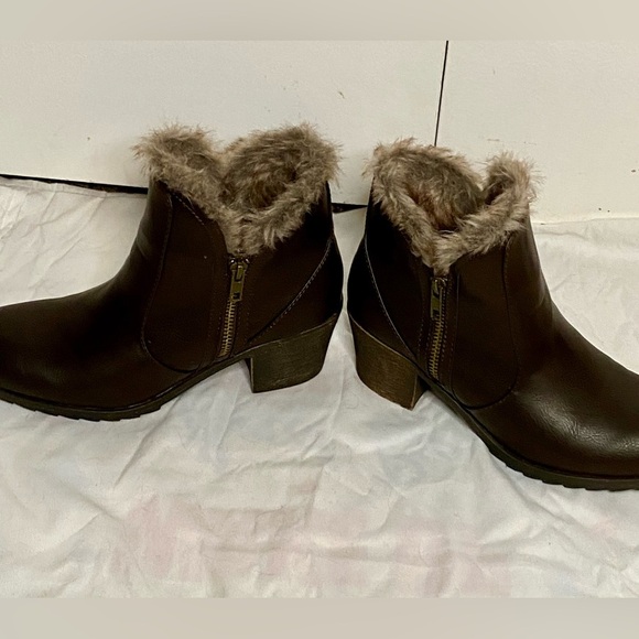 NWOT. LONDON FOG Women's HESTER Warm Lined Bootie BROWN Smooth 7M - Picture 2 of 7